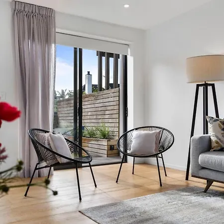 St Vincent Charmer - Stylish Townhouse W Carpark